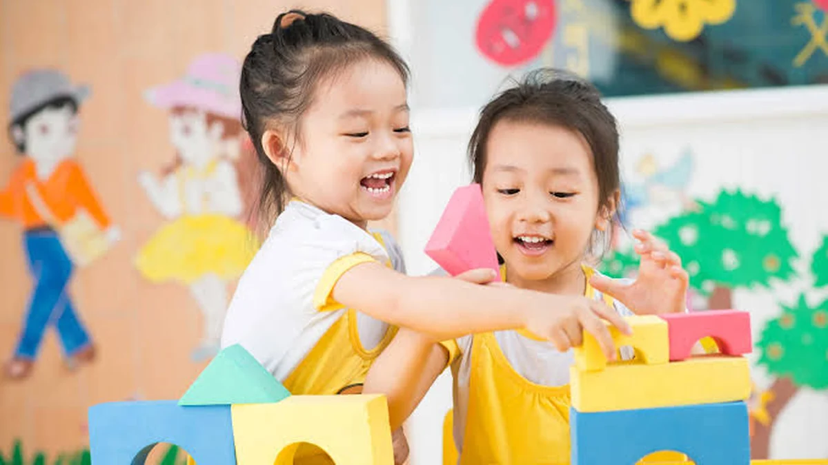 Dạy bé khái niệm trên – dưới, trong – ngoài bằng trò chơi đơn giản